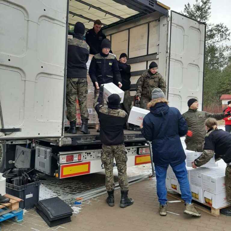 WOT pomagają Caritas Diecezji Ełckiej przy załadunku transportów humanitarnych na Ukrainę