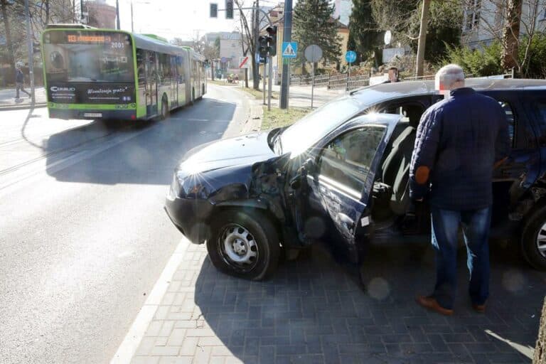 Groźna kolizja na ul. Żołnierskiej. 70-latek doprowadził do zderzenia z autobusem miejskim