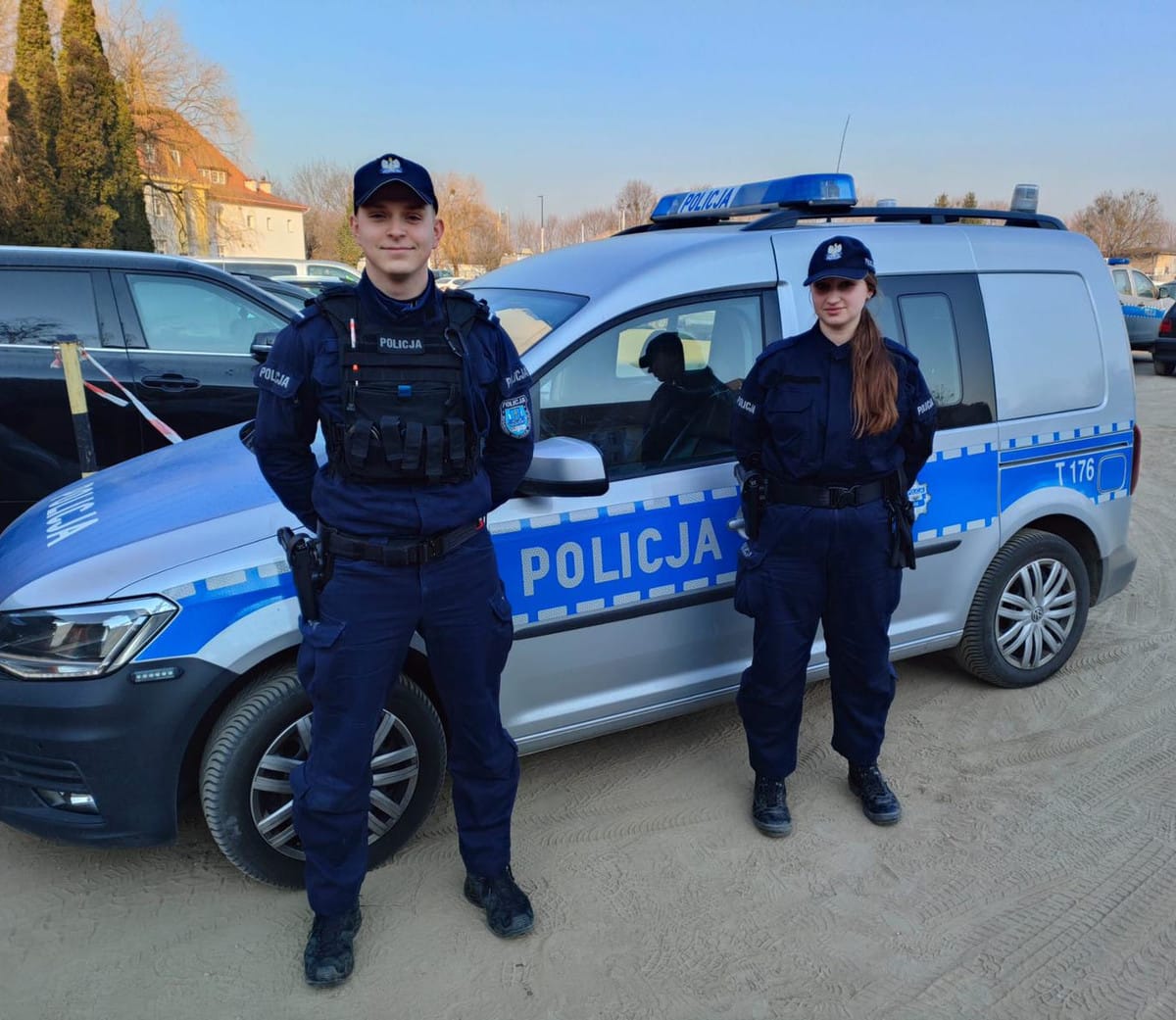 39-latek powiesił się na pasku. Policjanci w ostatniej chwili ściągnęli pętlę z szyi i uratowali mu życie próba samobójcza Galerie, Olsztyn, Wiadomości