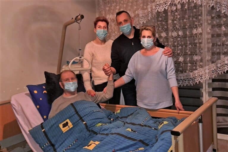 Asp. szt. Marek Bartkowski  zorganizował zbi&oacute;rkę na specjalistyczne ł&oacute;żko dla 72-latka
