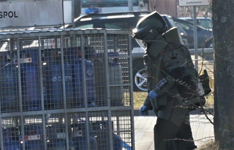 Pirotechnicy na stacji Orlen. Saper zneutralizował pakunek leżący koło butli z gazem