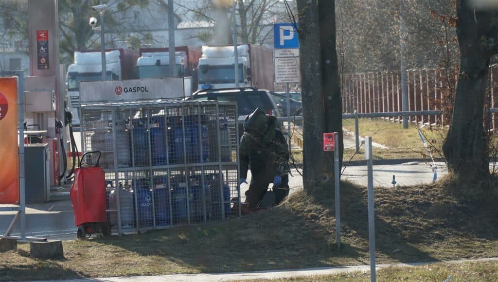 Pirotechnicy na stacji Orlen. Saper zneutralizował pakunek leżący koło butli z gazem