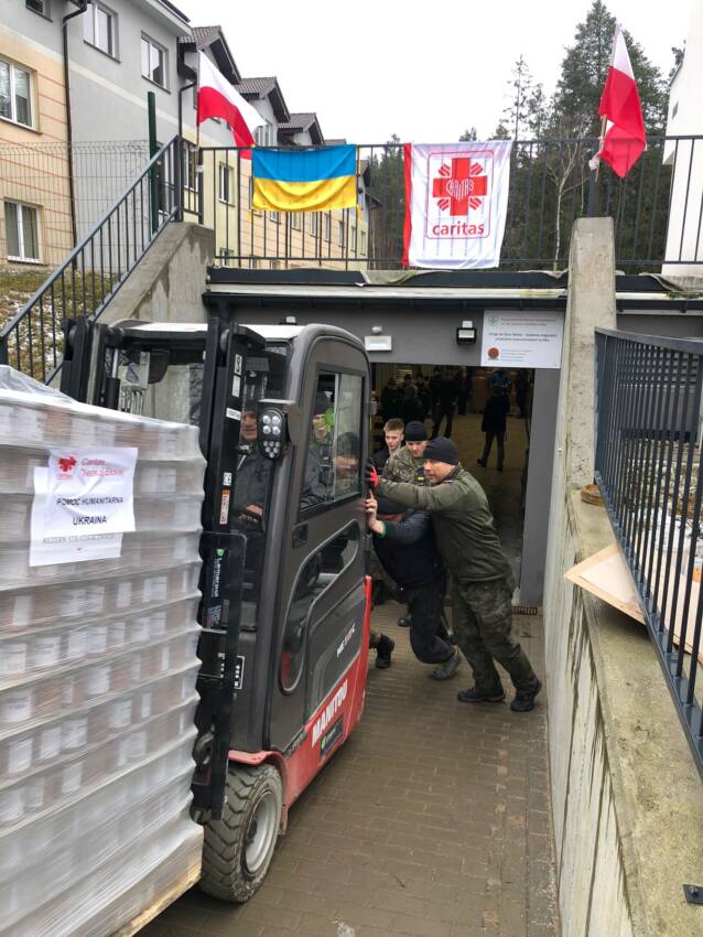 WOT pomagają Caritas Diecezji Ełckiej przy załadunku transportów humanitarnych na Ukrainę