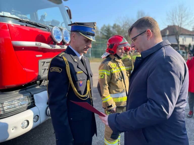 Przekazanie samochodów pożarniczo-gaśniczych jednostkom Straży Pożarnej