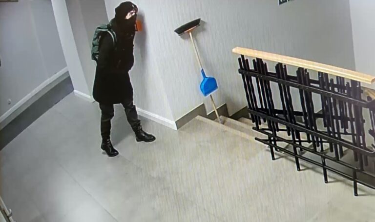 „Ninja” zaatakował w Olsztynie. Poszkodowana sprzątaczka. Rozpoznajesz go?
