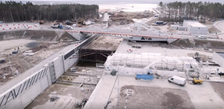 Próby drugiego mostu obrotowego na kanale przez Mierzeję Wiślaną