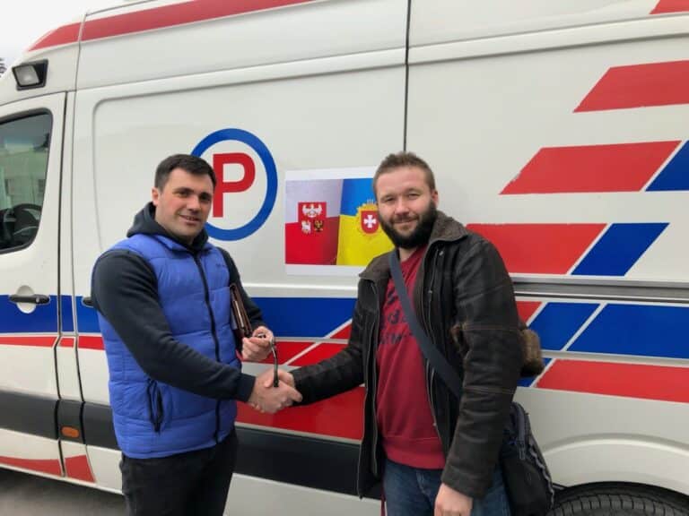 Karetka z Olsztyna już służy mieszkańcom R&oacute;wnego na Ukrainie