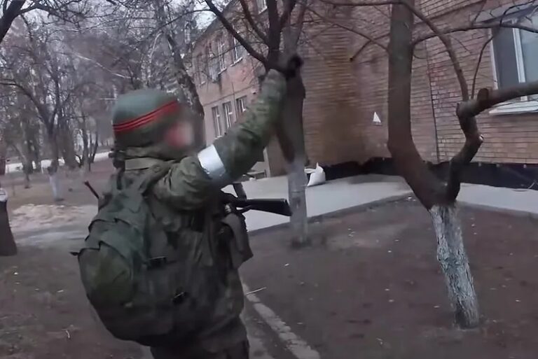 Zidentyfikowano Rosjanina, który zabił cywila i wielokrotnie zgwałcił jego żonę. Widziało to ich dziecko