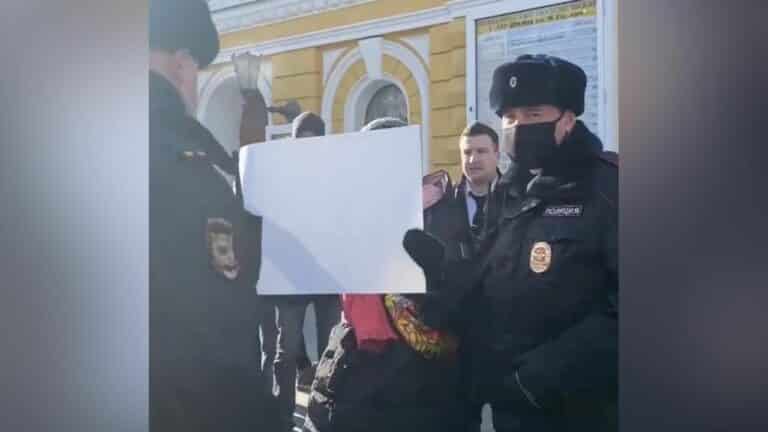 Rosja to stan umysłu. Kobieta aresztowana za trzymanie… białej kartki