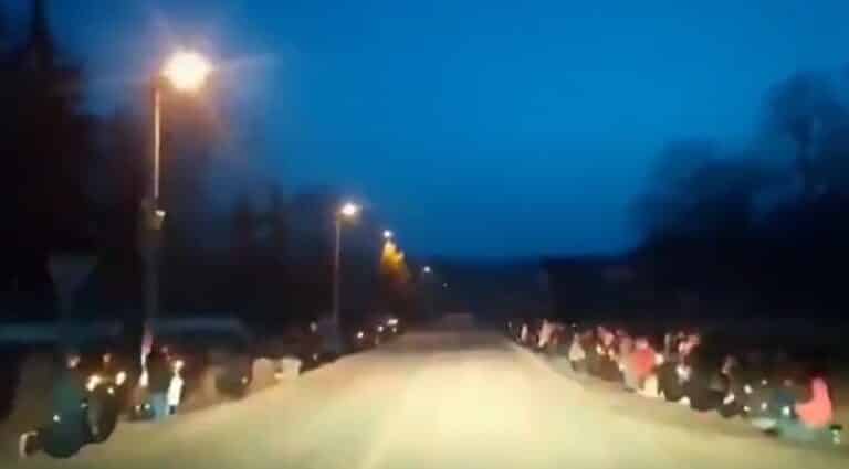 Ludzie na Ukrainie masowo klękali przy drodze. Nagranie bardzo porusza