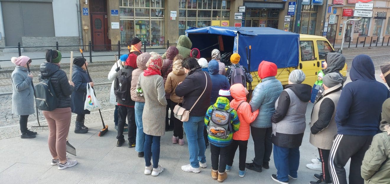 Uchodźcy z Ukrainy w podziękowaniu za pomoc posprzątali parki w Olsztynie ukraina Olsztyn, Wiadomości