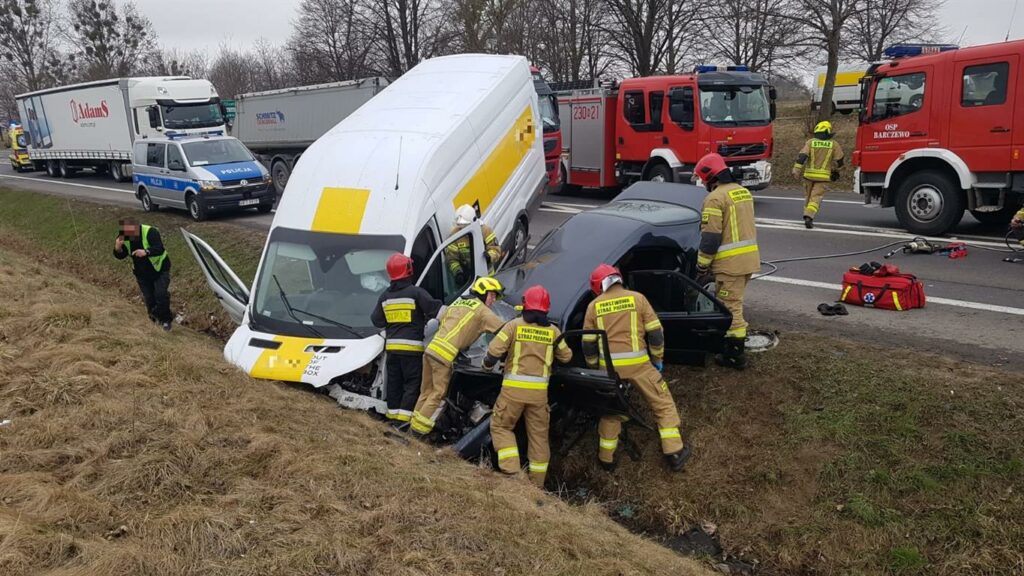 Czołowe zderzenie "kuriera" z mercedesem na wylocie z Olsztyna wypadek Olsztyn, Wiadomości