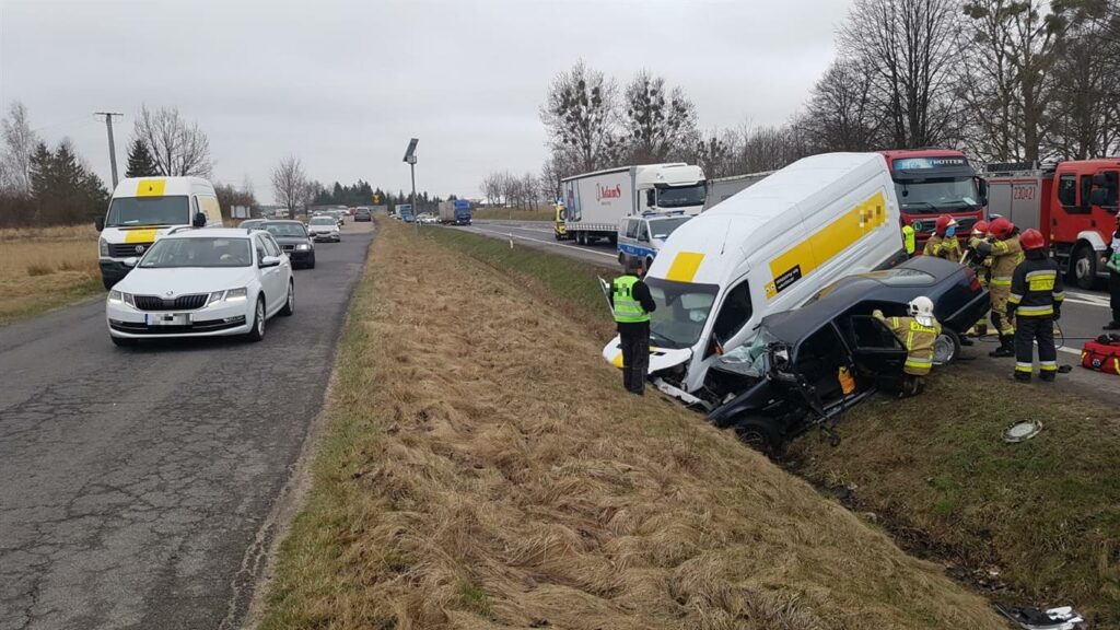 Czołowe zderzenie "kuriera" z mercedesem na wylocie z Olsztyna wypadek Olsztyn, Wiadomości