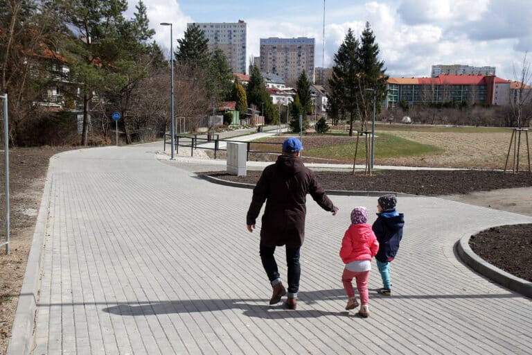 Olsztynianie mają zagadkę: jak wejść do parku bez drzew? Jest to spory problem