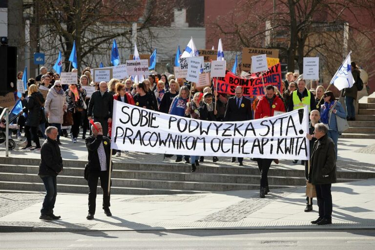 Uwłaczające? Prezydent Grzymowicz nie wyszedł przed ratusz do protestujących podwładnych