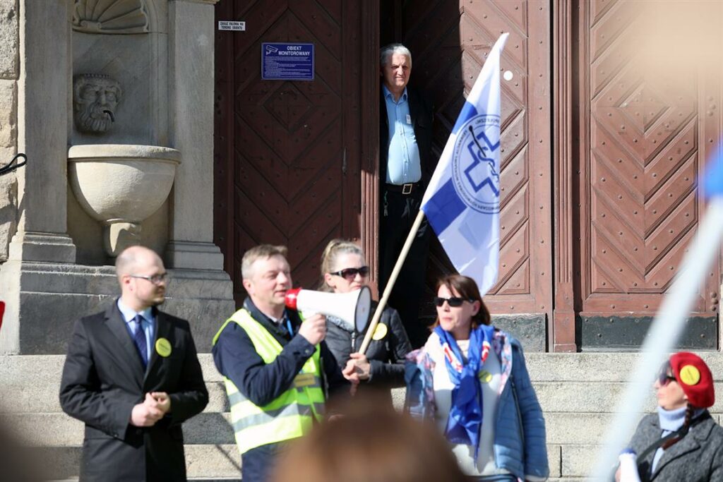 Uwłaczające? Prezydent Grzymowicz nie wyszedł przed ratusz do protestujących podwładnych praca Olsztyn, Wiadomości