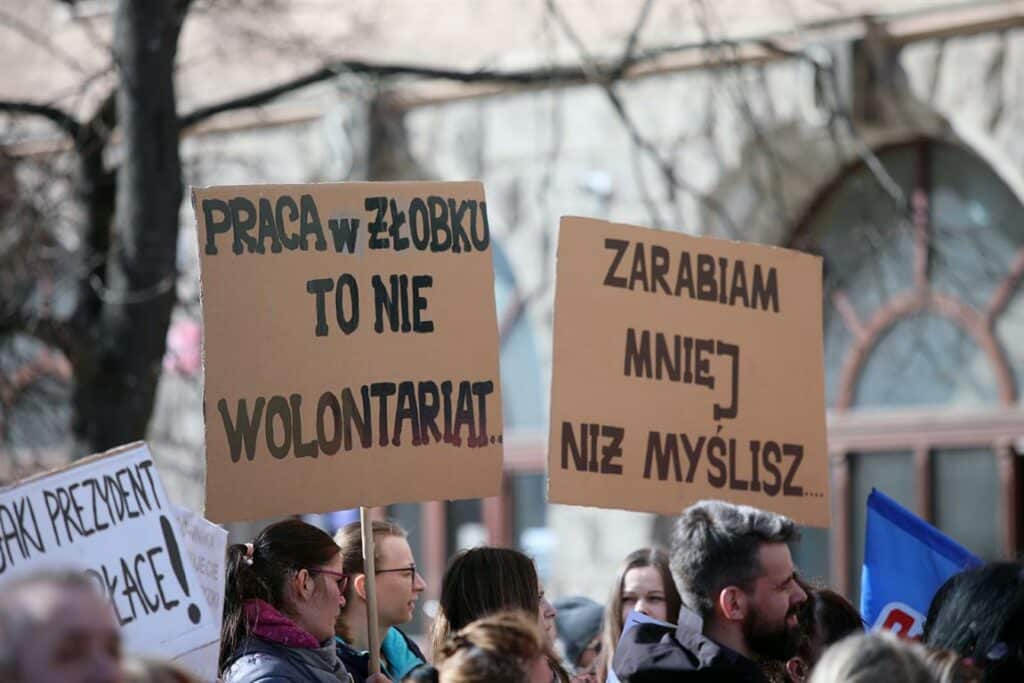 Uwłaczające? Prezydent Grzymowicz nie wyszedł przed ratusz do protestujących podwładnych praca Olsztyn, Wiadomości