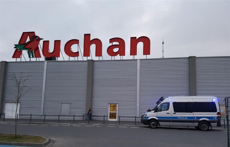 16-latka z koleżanką poszła do Auchan i ukradła konsolę do gier