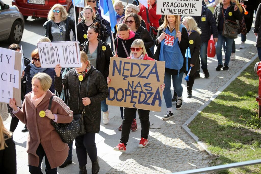 Uwłaczające? Prezydent Grzymowicz nie wyszedł przed ratusz do protestujących podwładnych