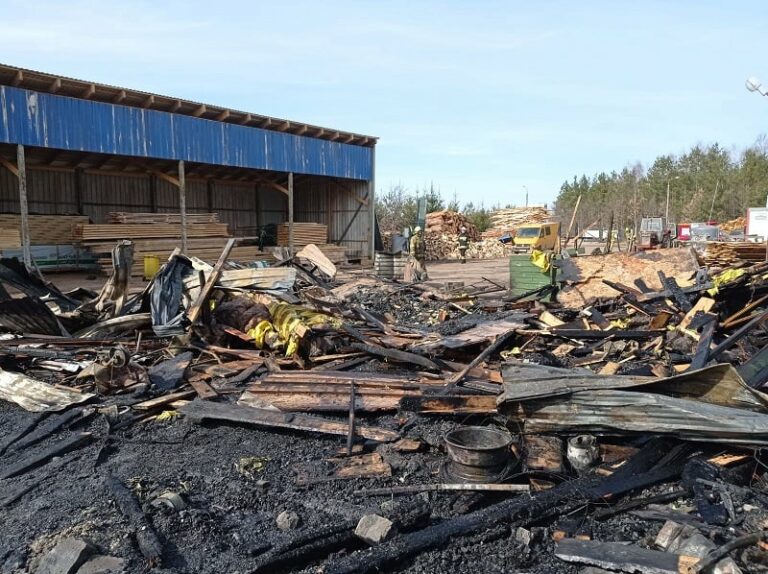 Duży pożar w zakładzie produkcyjnym