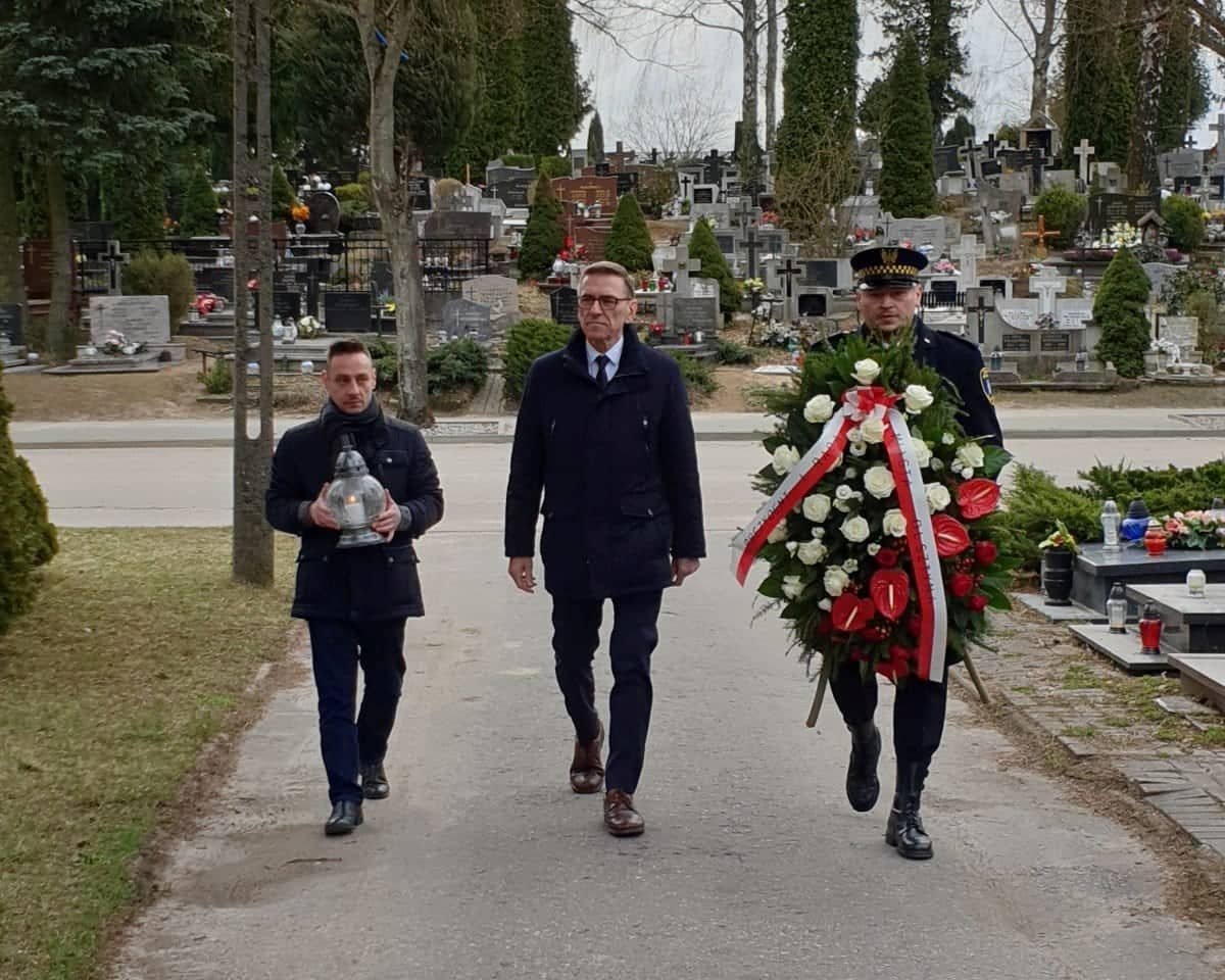 Prezydent Grzymowicz złożył wieniec pod pomnikiem ofiar katastrofy smoleńskiej rocznica Kętrzyn, lizu, Wiadomości, zShowcase