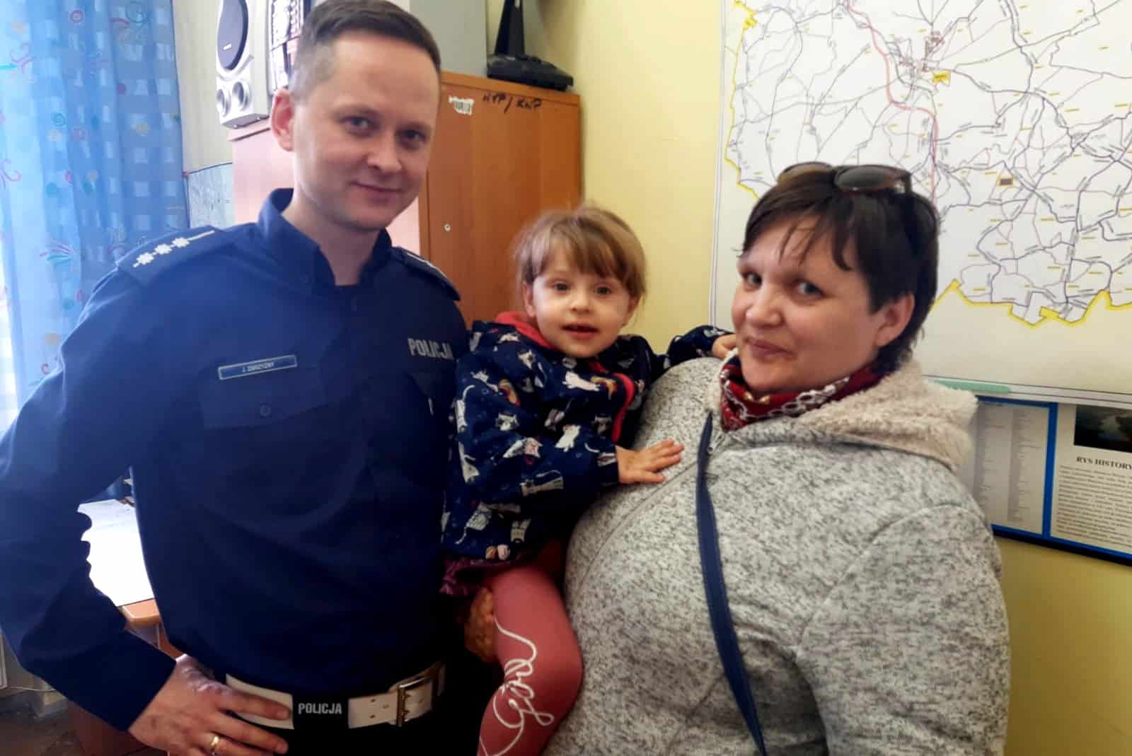 Policjant uratował życie 4-letniej Gabrysi, która zadławiła się cukierkiem dzieci Olsztyn, Wiadomości
