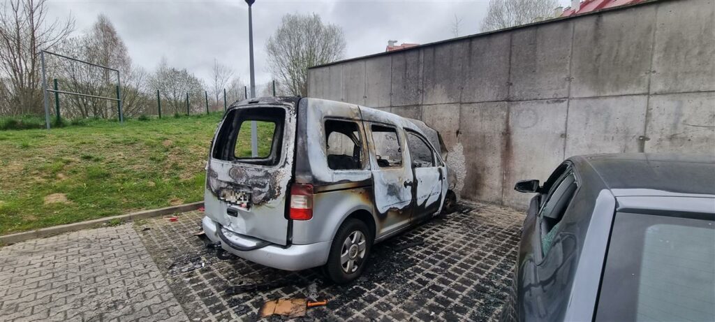 Spłonęło kilka pojazdów na ul. Złotej w Olsztynie. Jest nagranie pożar Olsztyn, Wiadomości