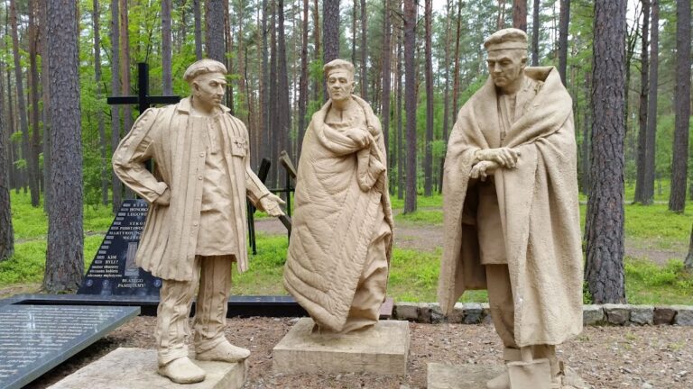 Pomnik przedstawiający trzy postaci w lesie, symbolizujący pamięć o ofiarach zbrodni piaśnickiej.