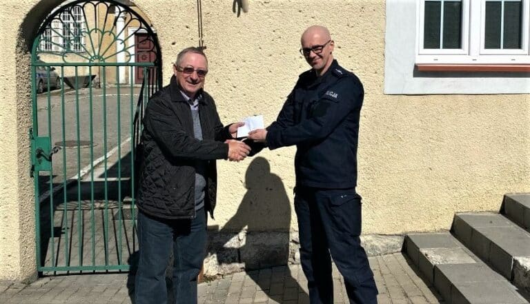 Są jeszcze uczciwi ludzie? Pan Grzegorza znalazł kopertę z pieniędzmi i zwrócił ją właścicielowi