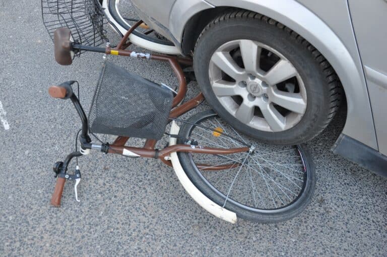 Opelm Astra wykonywał manewr cofania i uderzył w prawidłowo jadącą rowerzystkę