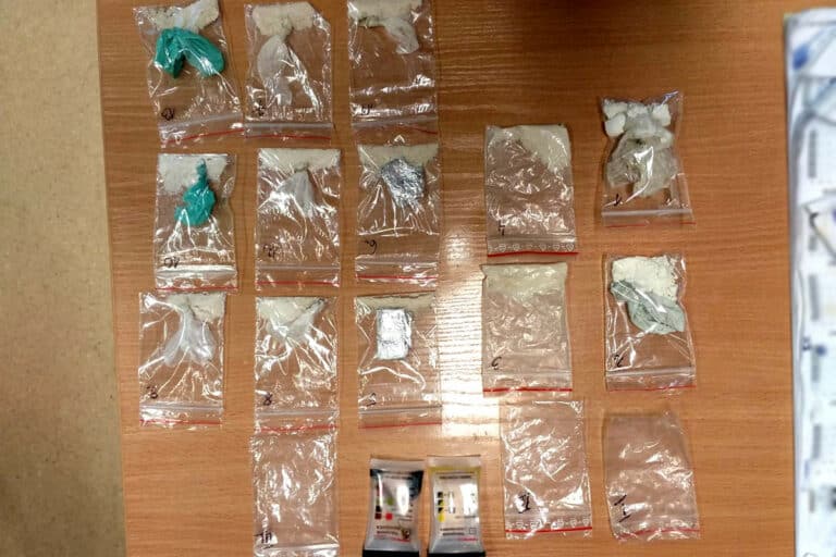 Trzech uczniów przyszło z narkotykami na szkolne spotkanie z policyjnym psem do wykrywania… narkotyków