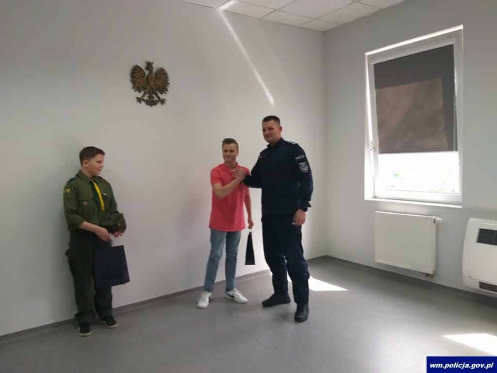 Komendant podziękował Bartłomiejowi i Mateuszowi za ich postawę obywatelską