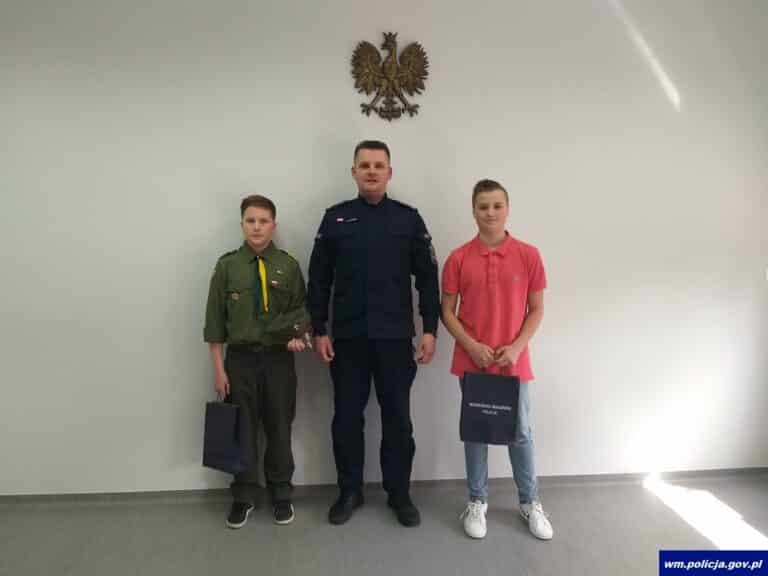 Komendant podziękował Bartłomiejowi i Mateuszowi za ich postawę obywatelską