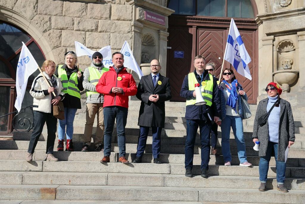 Uwłaczające? Prezydent Grzymowicz nie wyszedł przed ratusz do protestujących podwładnych praca Olsztyn, Wiadomości