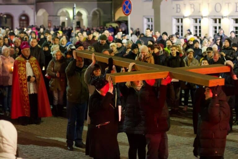 Ulicami Olsztyna przeszła Droga Krzyżowa