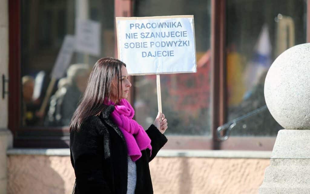 Uwłaczające? Prezydent Grzymowicz nie wyszedł przed ratusz do protestujących podwładnych