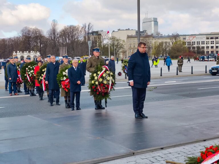 Uczestnicy obchod&oacute;w rocznicy katastrofy Smoleńskiej składają wieńce przy pomnikach w Warszawie.
