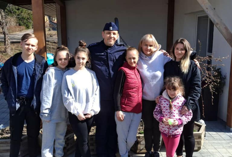Policjant z Barczewa asp. szt. Marek Bartkowski otoczył opieką trzy rodziny z Ukrainy