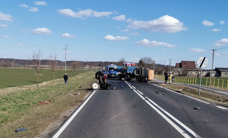 Po zderzeniu z BMW traktor rozpadł się na pół