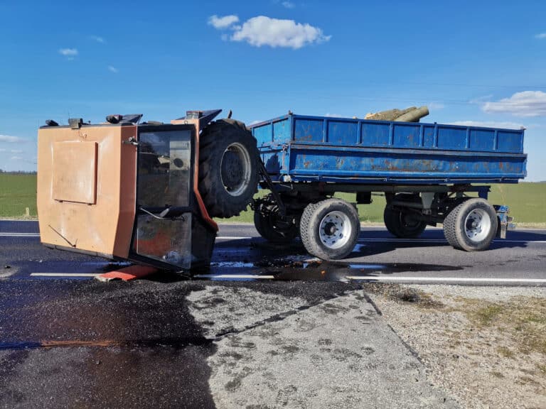 Po zderzeniu z BMW traktor rozpadł się na pół