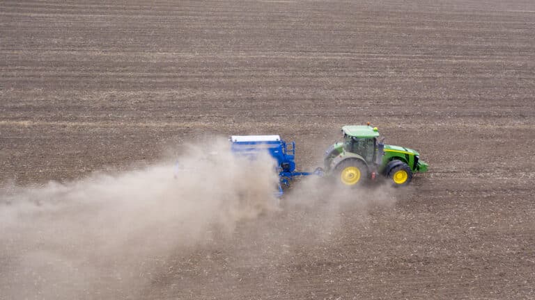 Rolnicy na Ukrainie rozpoczęli prace polowe w kamizelkach kuloodpornych