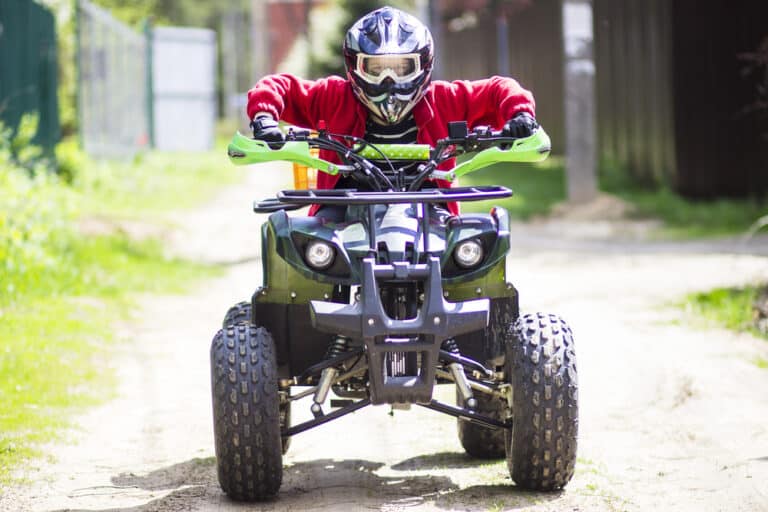 Zwrócił uwagę sąsiadowi, żeby nie jeździł quadem. Dostał kilka ciosów nożem