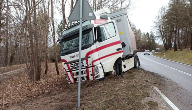24-letni kierowca ciężar&oacute;wką wjechał w barierki na DK 16