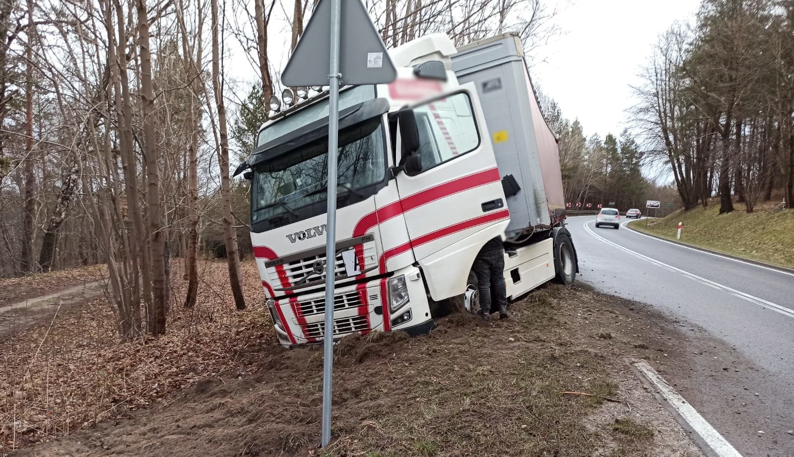24-letni kierowca ciężarówką wjechał w barierki na DK 16 wypadek Wiadomości, Olsztyn, zShowcase