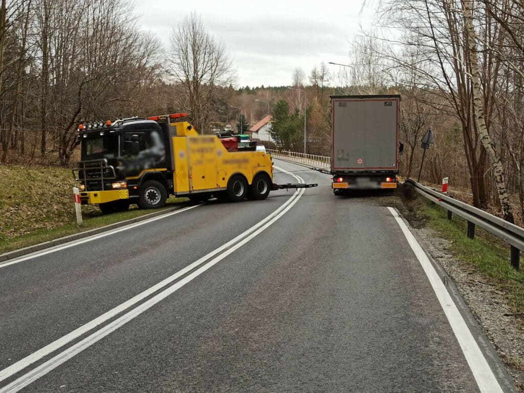 24-letni kierowca ciężarówką wjechał w barierki na DK 16