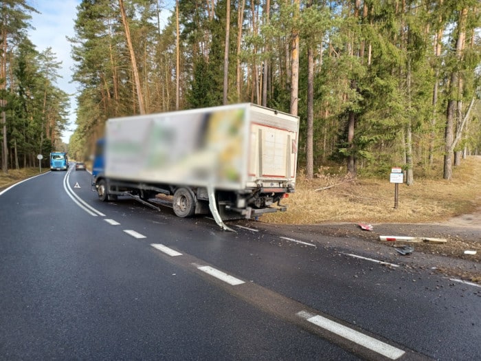 Zderzenie dwóch ciężarówek. Utrudnienia w ruchu na drodze krajowej