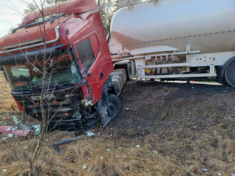 Zderzenie dw&oacute;ch ciężar&oacute;wek. Utrudnienia w ruchu na drodze krajowej