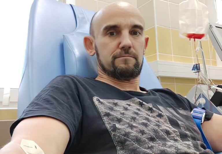 Ratownik medyczny z Olsztyna walczy o życie. Ty też możesz wspom&oacute;c Adama