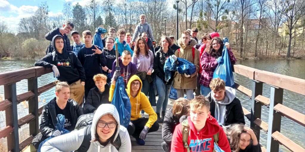 Uczniowie z Olsztyna posprzątali drogę od szkoły do Jeziora Długiego oraz tereny wokół niego przyroda Olsztyn, Wiadomości