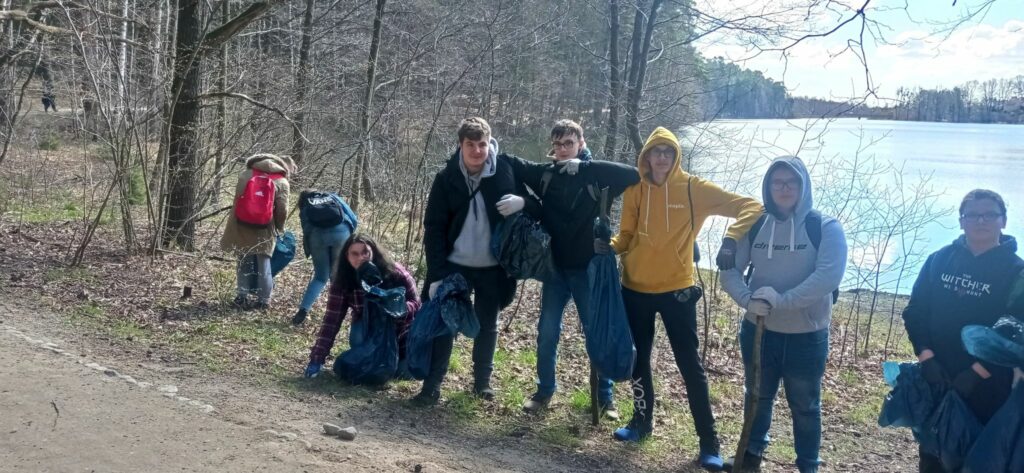 Uczniowie z Olsztyna posprzątali drogę od szkoły do Jeziora Długiego oraz tereny wokół niego